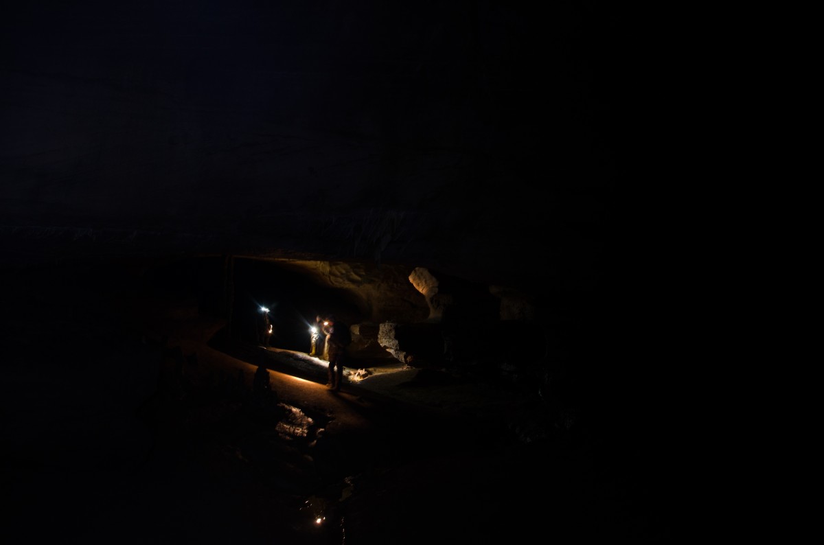 02.05.2015 Grotte de la Malatier (F)
Um unser sorgsam gehütetes Licht geschart, 
dessen Flamme uns ebenso blendet wie sie uns leuchtet, 
drangen wir in das Innere dieser Höhle vor.