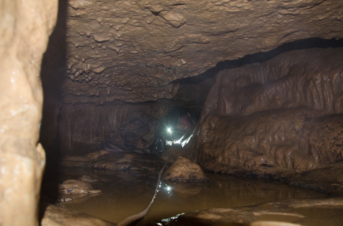 02.05.2015 Grotte de la Malatier (F)
Die Schlufe werden nicht nur feuchter sondern auch etwas enger.