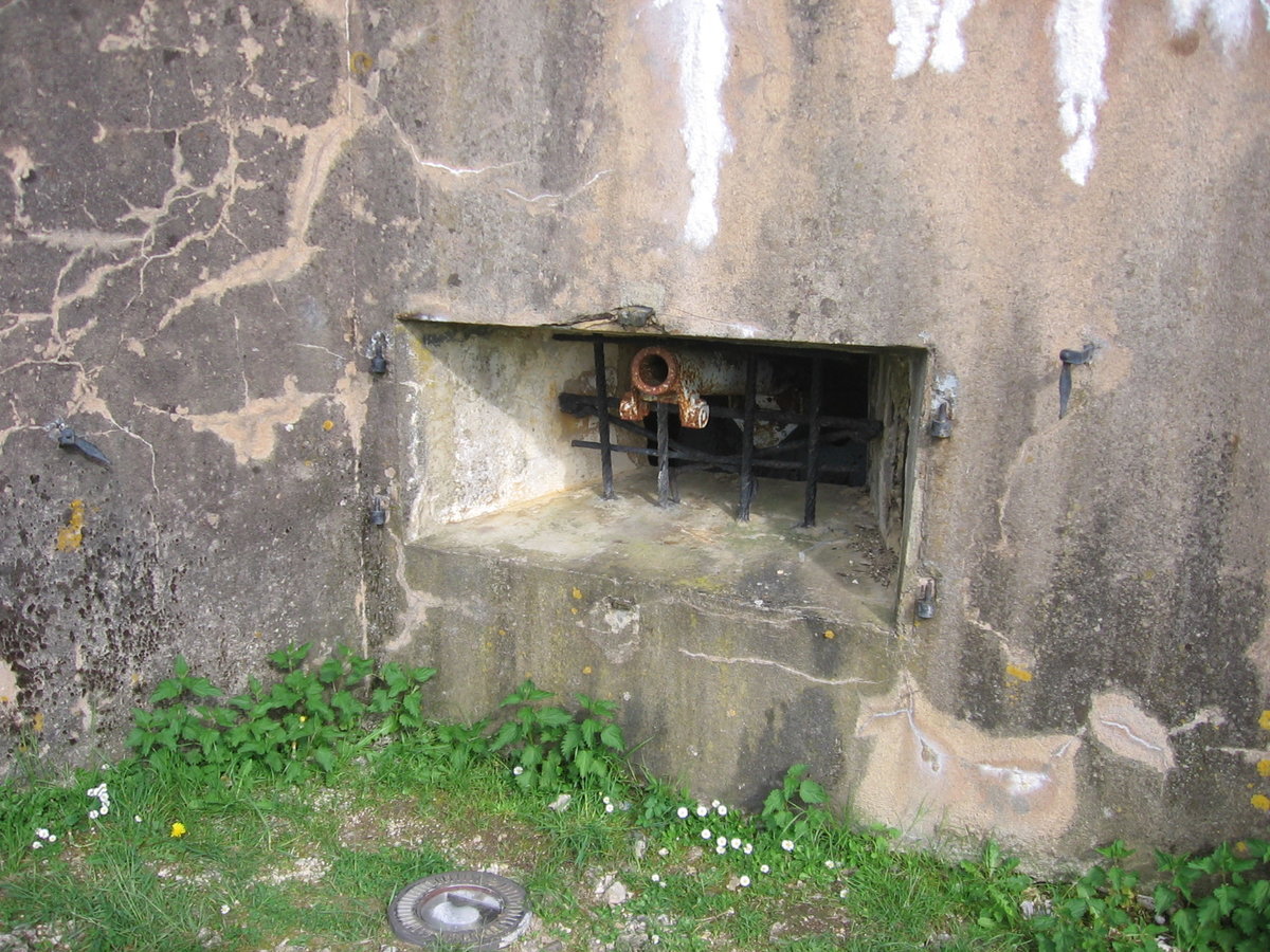 02.05.2018 Urbex Spezial - Verdun
Fort de Vaux
Außenansichten - Schießscharte
mit Festungsgeschütz.