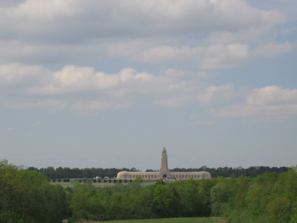 02.05.2018 Urbex Spezial - Verdun
Memorial de Verdun - Museum & Erinnerungsstätte
Blick von der Dachterasse in Richtung Gebeinhaus