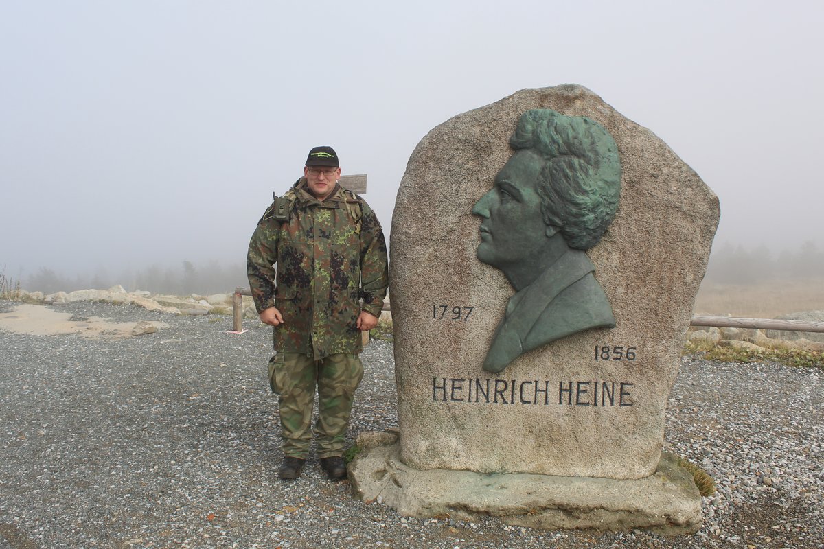02.10.2019 Urbex Spezial - Harztour Tag 3 
Marsch zum Brocken - Gedenkstein für Heinrich Heine
Angebliches Zitat von ihm:
„Viele Steine, müde Beine, Aussicht keine, Heinrich Heine.“