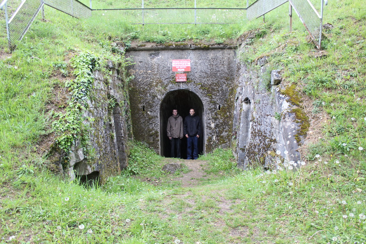 04.05.2019 Urbex Spezial 
Frankreich - Verdun
Abri de quatre Cheminees
Dennis & Jens am zweiten Zugang