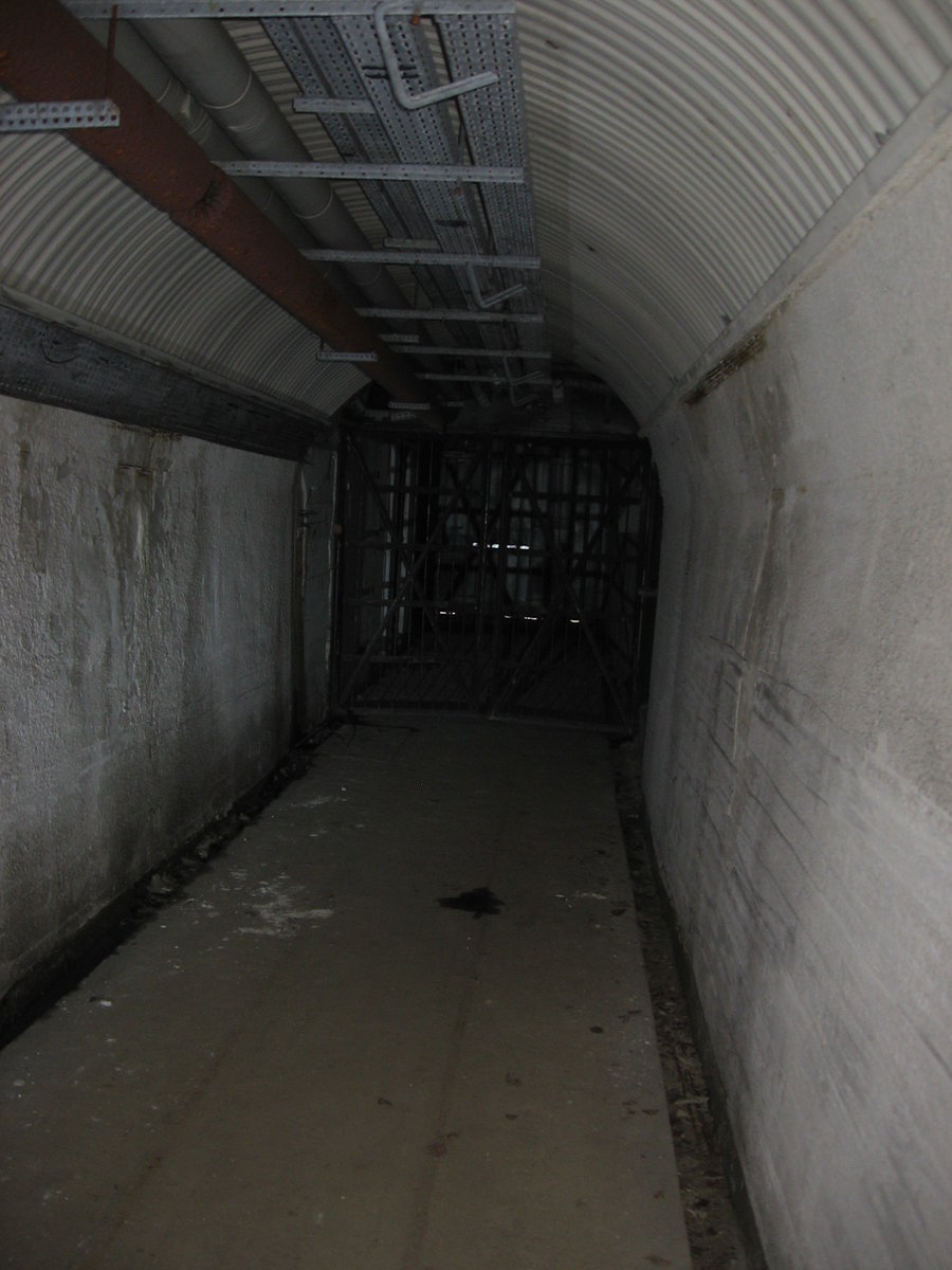 05.05.2019 Urbex Spezial - Frankreich
 Bunker 281 
Licht ? am Ende des Tunnels.
Hier würde es in die Außenanlage gehen.