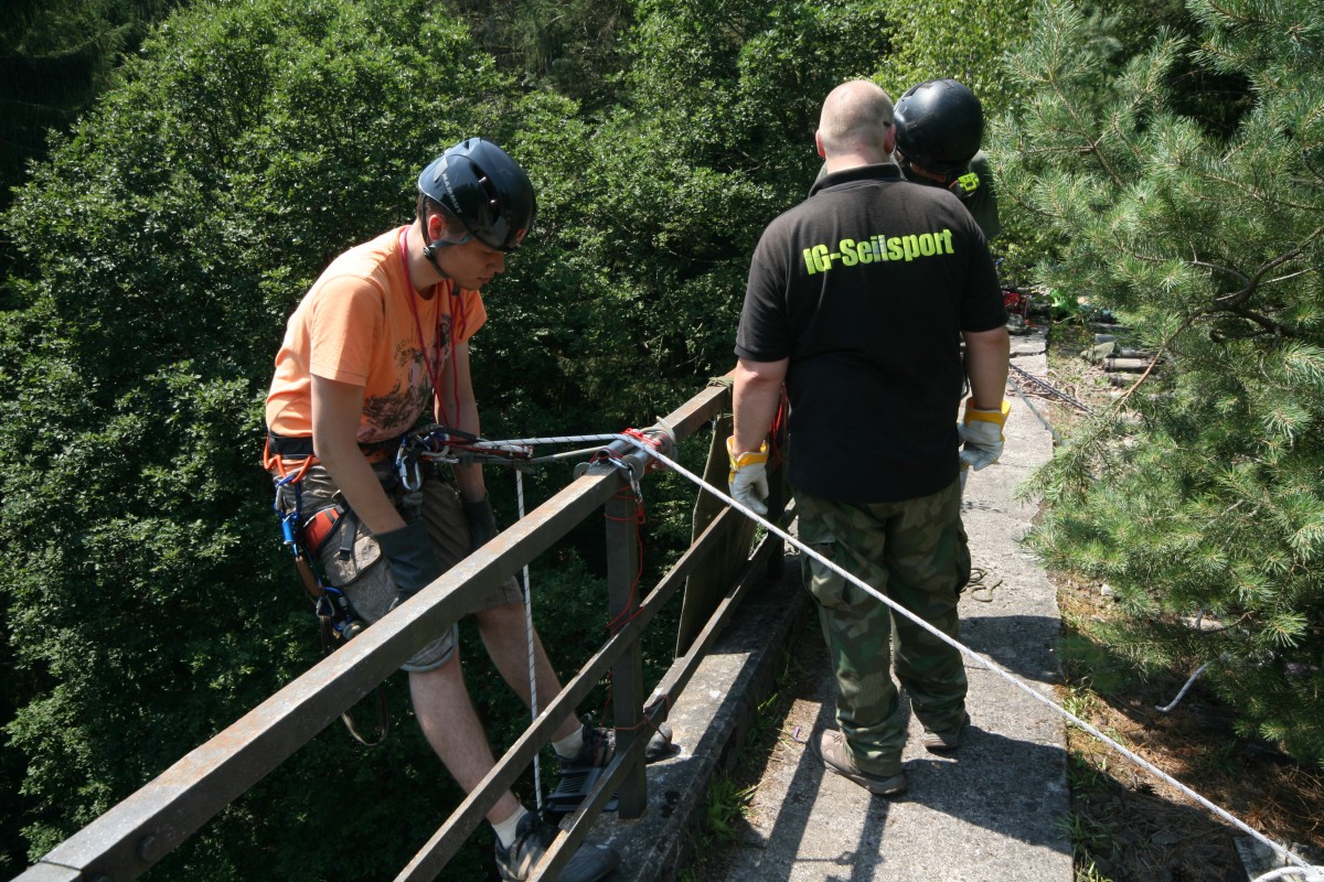 05.07.2015 Urbex Spezial - Brückenschwingen
Vorbereiten der ersten Abseilunternehmung,
30 Meter bis zum Grund