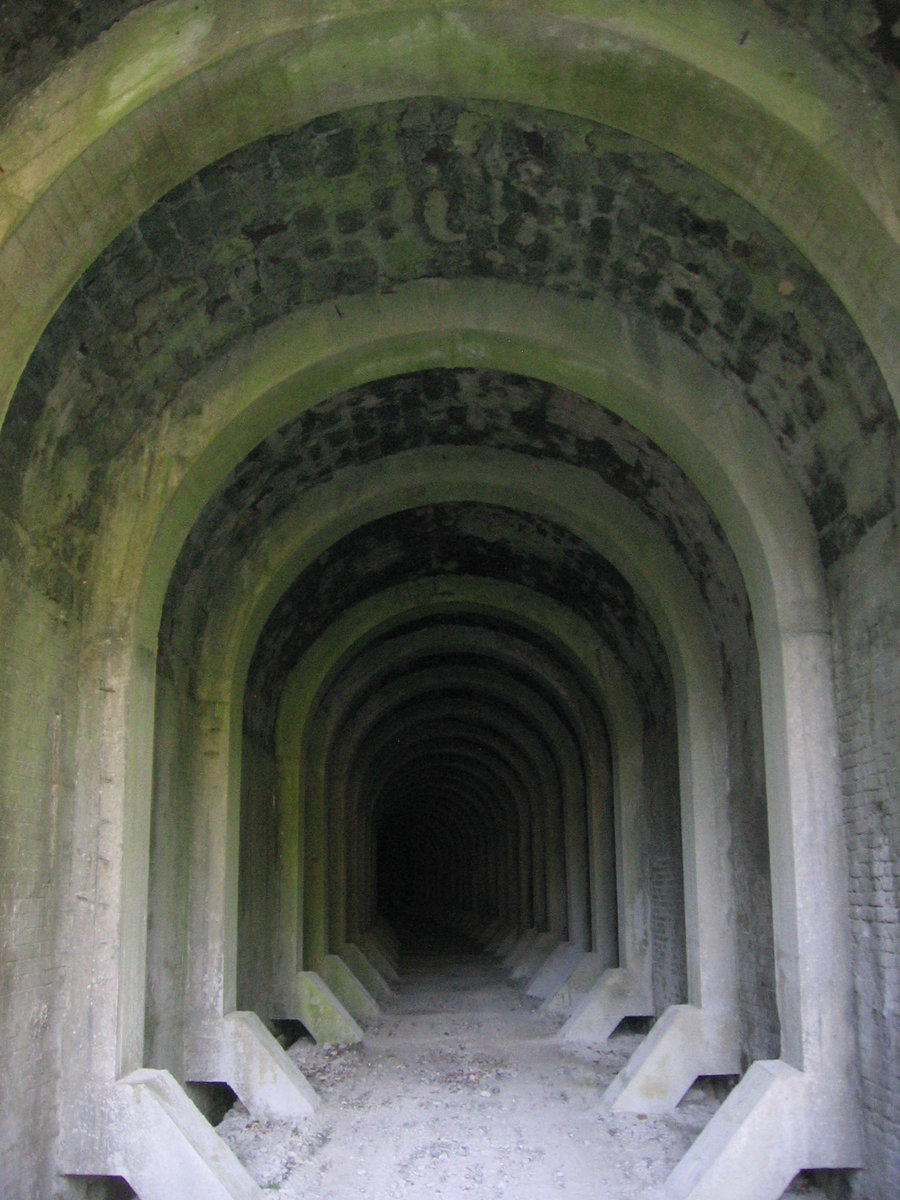 06.10.2018 Urbex Spezial - Verdun 
Tunnel de Travannes
Bisweilen gibt es noch kein 
Licht, am Ende des Tunnels.