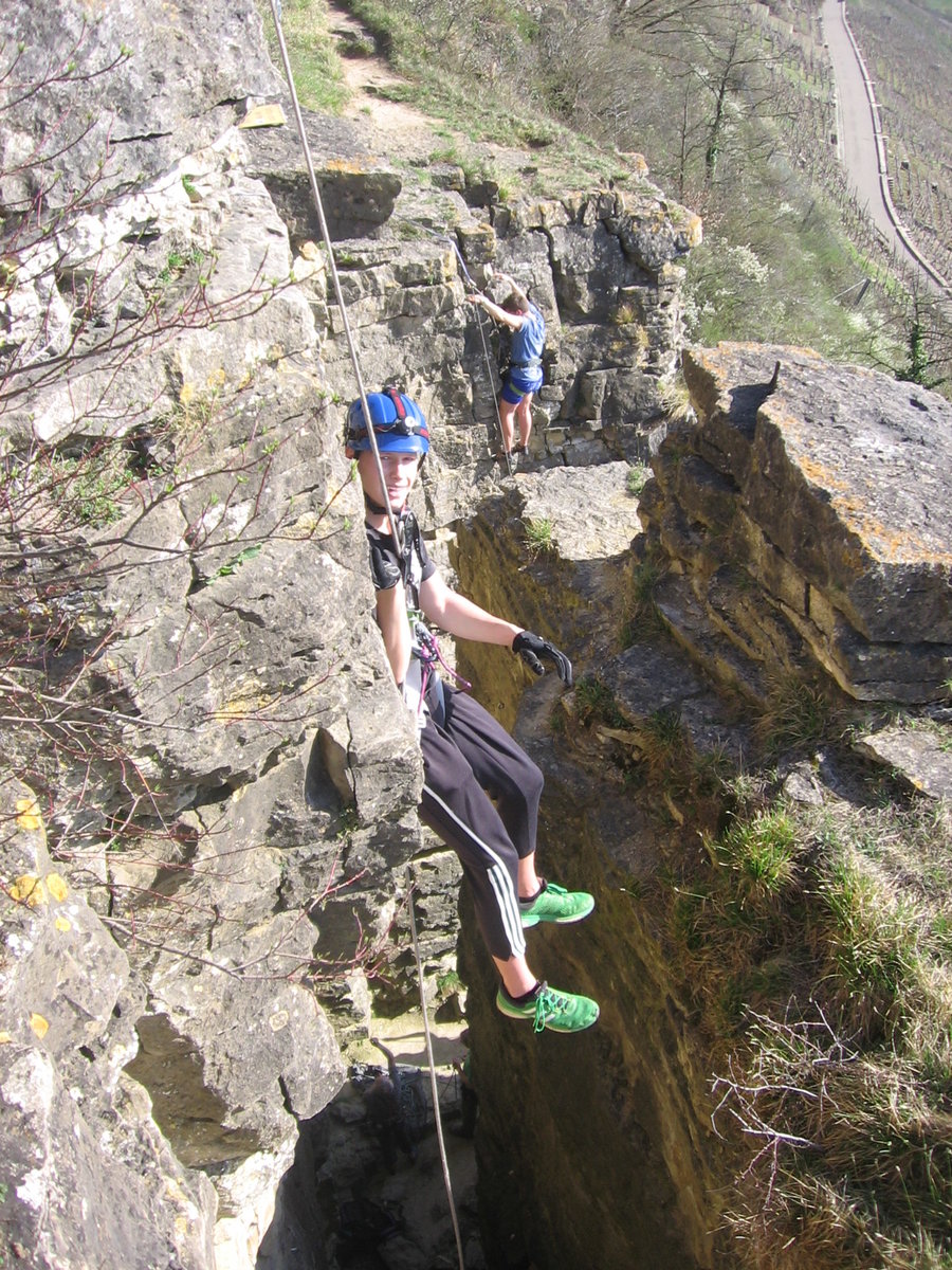 07.04.2018 Felsengarten Hessigheim
Steffen - Abseilen mittels DSD
Vertrauensübung
Hier wurde gefordert, dass der Aspirant
sich an der Felswand dreht und somit 
den Ausblick auf das Neckartal, in der 
hängenden Position, für sich erlebt.