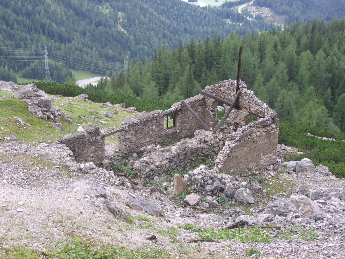 12.08.2017 Urbex Spezial -  Berge & Stollen 
Die Ruine der Seilbahnstation von
etwas weiter oben aus gesehen.