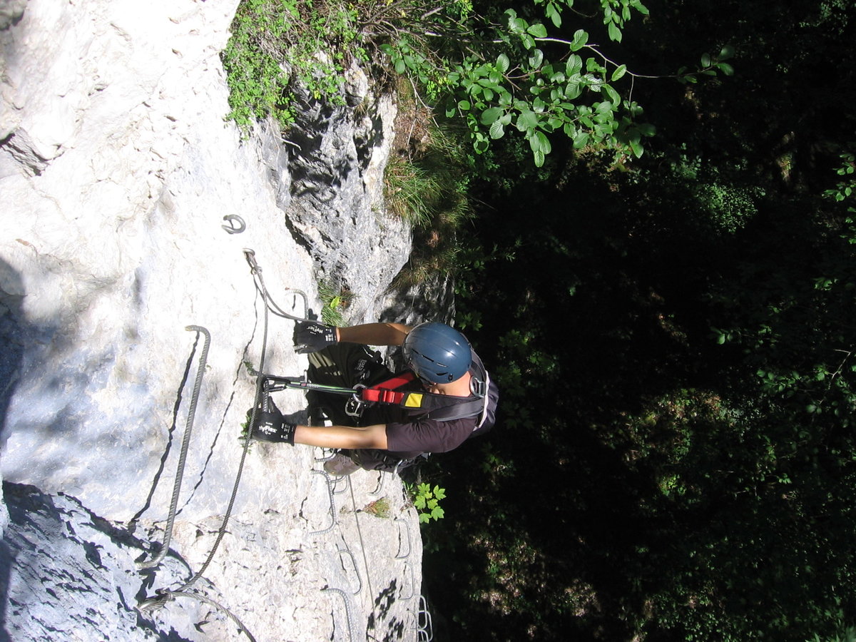 14.08.2019 Urbex Spezial in Frankreich 
Klettersteig -  Les Echelles de la Mort 
Jens legt eine kleine Pause ein.
Hierzu nutzt er eine Rastschlinge.