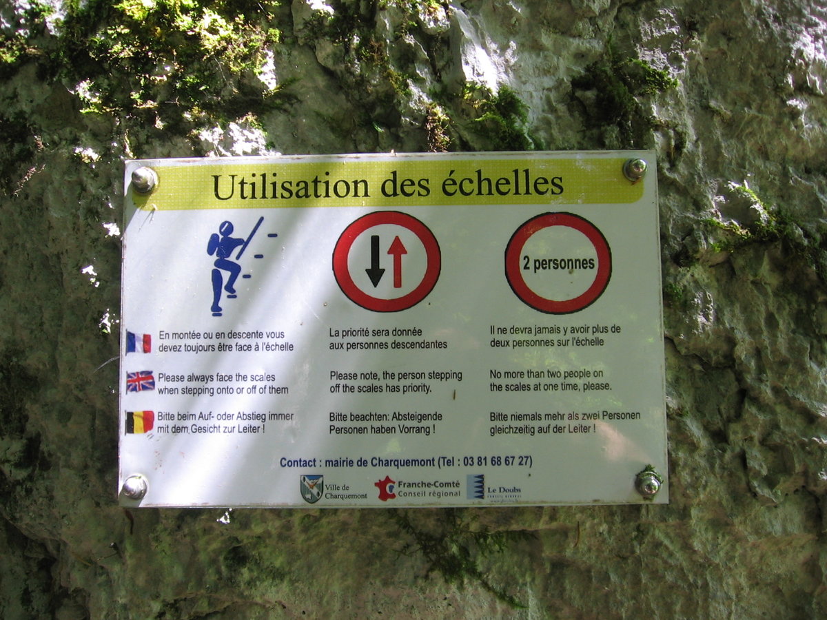 14.08.2019 Urbex Spezial in Frankreich
Klettersteig -  Les Echelles de la Mort 
Hinweistafel zur Treppennutzung
Man beachte die Fahnen !!! ;-) 