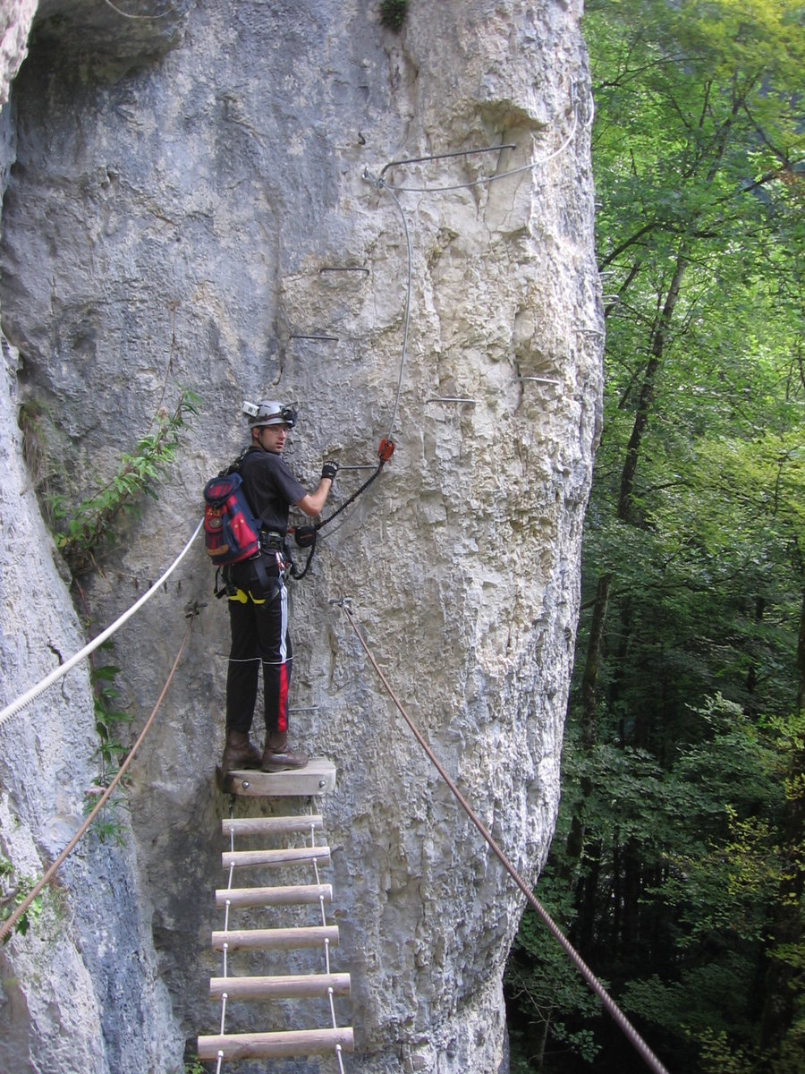 14.08.2019 Urbex Spezial in Frankreich
Klettersteig -  Les Echelles de la Mort 
Weiter ging es mit einer Hängebrücke