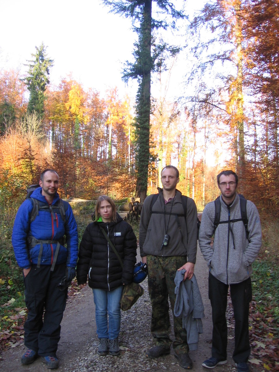 16. & 17.11.2019 Urbex Spezial - Türme
Das Team auf dem Marsch.
Ab in/durch den Wald ! 