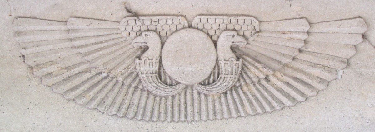 19.09.2015 Urbex - Spezial: Nekropolis
 Friedhof - Père Lachaise - Paris 
Relief eines Kolumbarium
 Sonnenscheibe 