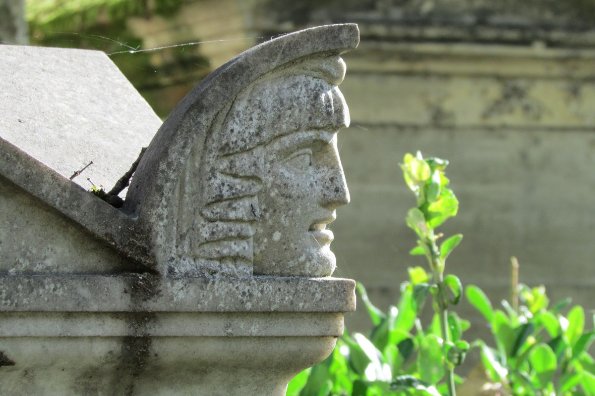 19.09.2015 Urbex - Spezial: Nekropolis
 Friedhof - Père Lachaise - Paris 
Skulptur eines Kolumbarium
 Torwächter 