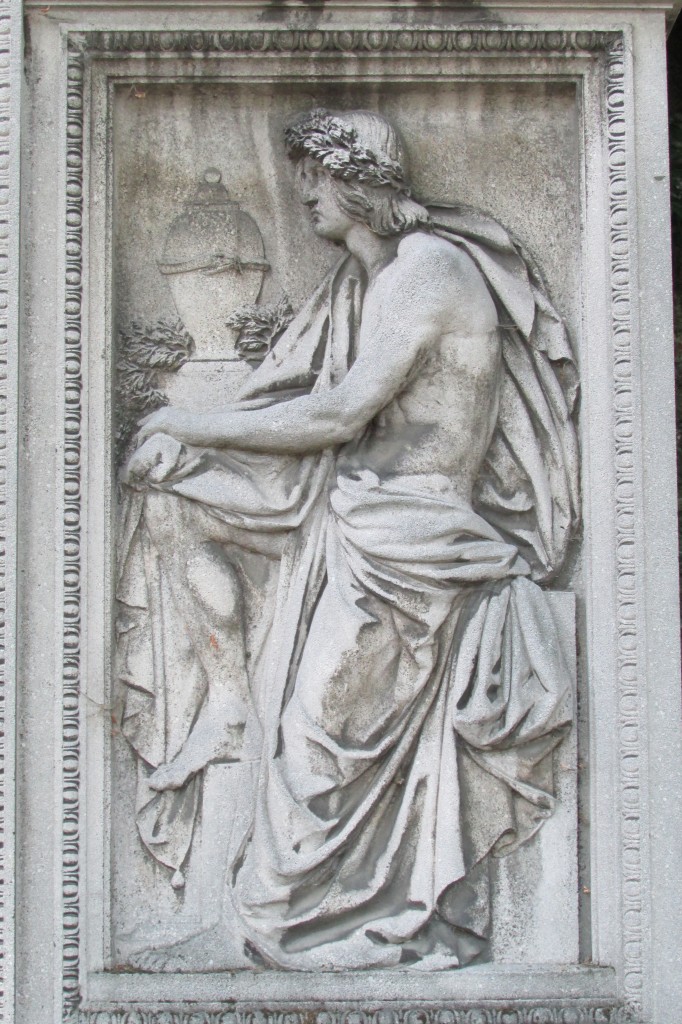 19.09.2015 Urbex - Spezial: Nekropolis
 Friedhof - Père Lachaise - Paris 
Relief eines Kolumbarium
 Halbnackter Mann 
