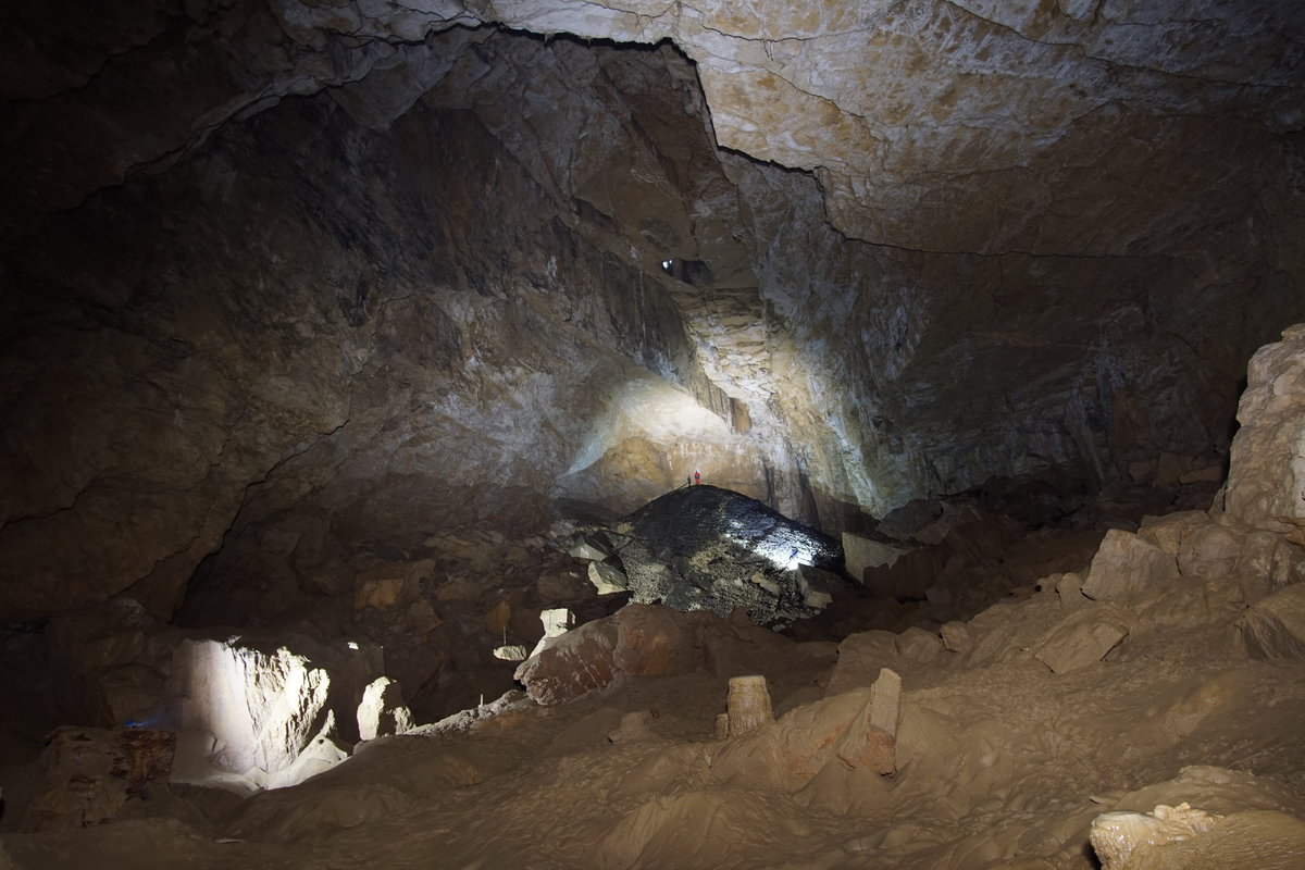 23.09.2027 Urbex Spezial  Mundus subterraneus 
Blick vom einem tiefen Punkt der Höhle 
hinauf zum Landepunkt bei -85 Meter.