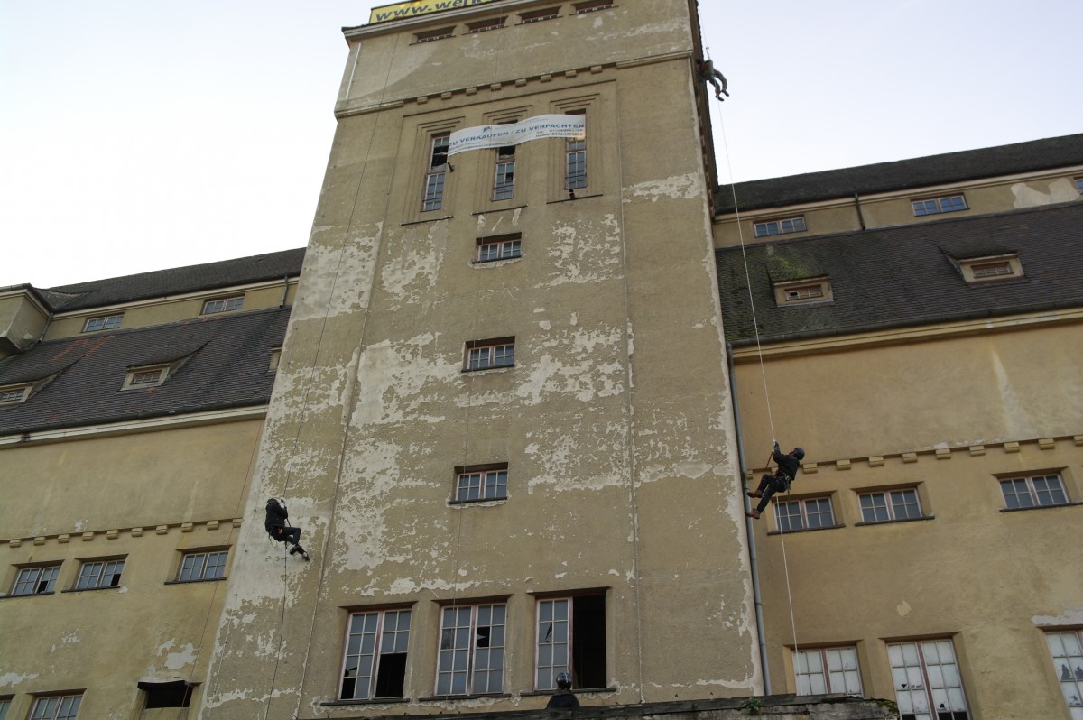 23.11.2014 Werk-Hassmersheim
Rettungsübung: Der erste Retter steigt zu  Horst  auf.
Nebenher steigen auch schon zwei weitere Helfer an der
Stirnseite des Gebäudes hinauf.