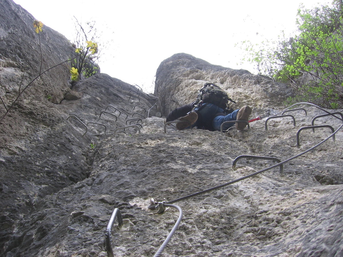 27.04.2019 Urbex Spezial in Frankreich 
Klettersteig -  Les Echelles de la Mort  
Der Blick streift entlang der Felswand.
Nadine hat, alleine wegen ihrer Körpergröße,
schon schwer zu kämpfen.