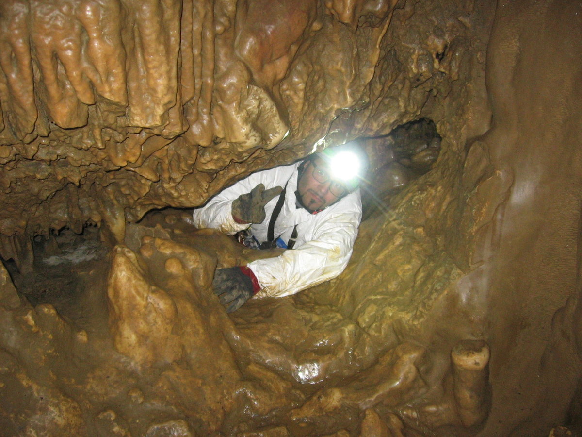29.04.2017 Urbex Spezial
 Mundus subterraneus  - Grotte de la Malatier
Ab durch den ersten Schluf - Akram
Kamerad Sven ist bereits durchgeschlupft und 
nimmt die Ruck- und Schleifsäcke entgegen.