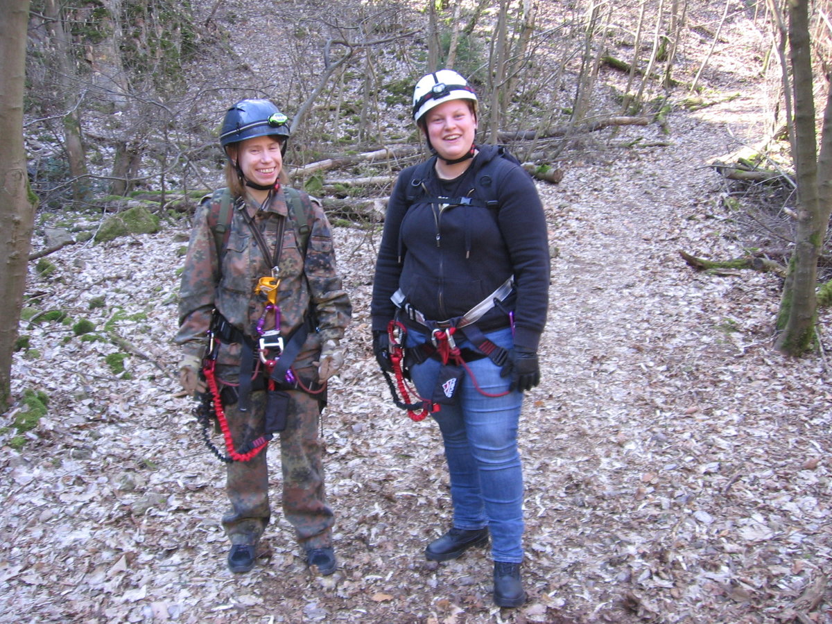 30.03.2019 Abenteuer Klettersteig
Nadine und Stefanie haben
ihre Ausrüstung angelegt,
nun geht es an den Fels.