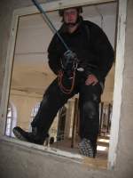 19.03.2011 Seilsportliche bungen in der  Alten Malzfabrik  in Hamersheim. Abseilen an der 4 Meter Wand mit Fensterausstieg.