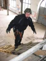 19.03.2011 Seilsportliche Übungen in der  Alten Malzfabrik  in Haßmersheim. Freihändiges Besteigen eines Klettergerüsts.