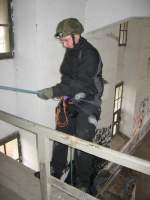 19.03.2011 Seilsportliche Übungen in der  Alten Malzfabrik  in Haßmersheim. Abseilen an der 4 Meter Wand.
