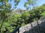 30.08.2013 Omis, Dalmatien/Kroatien, Zip-Line (Drahtseilbahn)  Auch hier wieder ein Blick am Seil hinauf, und auch hier sticht   einem die Notbremseinrichtung direkt ins Auge.(Keine Sorge, die  3