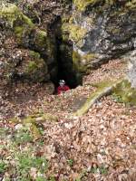12.04.2014 Höhle Adernzopf bei Emerfeld
Unsere erste Höhlentour in diesem Jahr.
Der zweite Höhlengänger beim Abseilen 
in das Innere der Höhle.