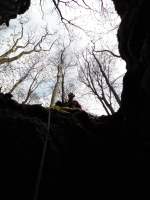 12.04.2014 Höhle Adernzopf bei Emerfeld
Unsere erste Höhlentour in diesem Jahr.
Der Blick aus der Höhle, der Seilpartner
gleichzeitig Notfallmelder, wartet am 
Höhlenmund auf seinen Kameraden.