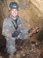 07.06.2014 Schachthöhle Adernzopf in Emerfeld
Knochenfunde am Höhlenboden