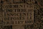 17.09.2015 Urbex-Spezial: Nekropolis  Die Katakomben von Paris  Auf diesem Schild ist nachzulesen woher die Knochen stammen,  1809 wurden die Gebeine umgebettet.
