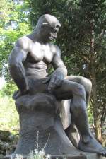 19.09.2015 Urbex - Spezial: Nekropolis
 Friedhof - Père Lachaise - Paris 
Skulptur auf Grabstätte
 Nackter Mann 