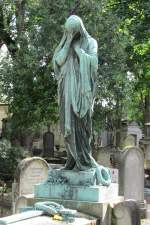 19.09.2015 Urbex - Spezial: Nekropolis
 Friedhof - Père Lachaise - Paris 
Skulptur auf Grabstätte
 Wehklagen 