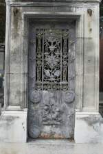 19.09.2015 Urbex - Spezial: Nekropolis
 Friedhof - Père Lachaise - Paris 
Türverzierung eines Kolumbarium
 Allsehendes Auge 