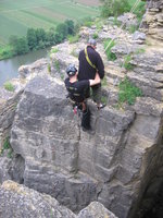 29.05.2016 Felsengarten Hessigheim  Seilsportliche Übungen  Oliver wird durch einen Kletterkameraden   auf 0 Meter verbracht.