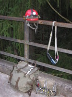 16.10.2016 Urbex-Spezial  Eisenbahnromantik 
Leichtes Gepäck - im Rucksack befindet
sich das Gurtmaterial sowie das Seil.
In der Umhängetasche befinden sich die
Anschlagmittel und der Seilschoner
