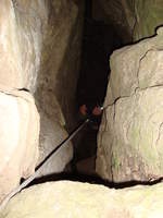 28.05.2017 Felsengarten Hessigheim  Höhlentechnische Übungen - Befahren der Felsengartenhöhle  Gleich ist Dominik unten angekommen