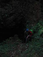 23.09.2027 Urbex Spezial  Mundus subterraneus 
Yannick führt ein weiteres 60 Meter Statikseil mit.
Die Umsteigestellen  verbrauchen  mehr Seilmaterial als gedacht.
Allerdings haben wir bereits im Vorfeld auch solche Vorkommnisse 
bedacht und ausreichend Seile und Karabiner mit zur Höhle verbracht.