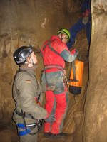 29.04.2017 Urbex Spezial
 Mundus subterraneus  - Grotte de la Malatier
Weitergabe der Ruck- & Schleifsäcke.
Das nennt man dann gelebtes  Teamwork  !