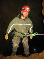 12.01.2019 Mundus subterraneus
Befahrung Grube  X 
Seilsportlicher Abschnitt
Kamerad David beim Abstieg.
Er nutzt einen  Tuber  für
die Fahrt in die Teufe.
Auch er muss sich einer 
Vertrauensübung stellen.