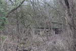 26.01.2020 Urbex Spezial -  Spuren im Wald 
Noch ein weiteres Gebäude wird sichtbar.
Hier erkennt man bereits von weitem, dass
es sich hier um ein Bau aus Beton handelt.