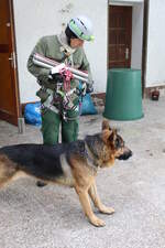 17.10.2021 Urbex Spezial  Waldhotel 
Kamerad Klaus, hier mit seinem 
Schäferhund  Hans , führt den Seil-
& Kantenschutz mit zum Einsatzort.
